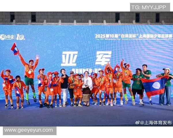 上海足球队逆袭之路揭秘:选拔赛中的拼搏与荣耀 上海足球队逆袭之路揭秘:选拔赛中的拼搏与荣耀